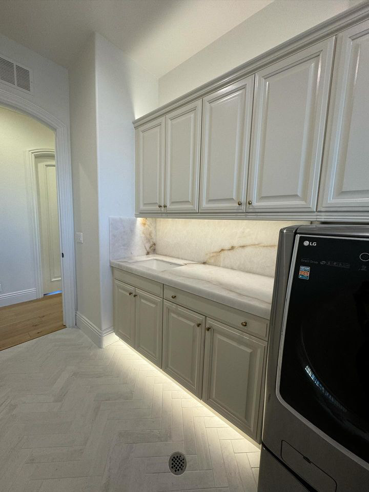 Under-cabinet lighting, laundry room
