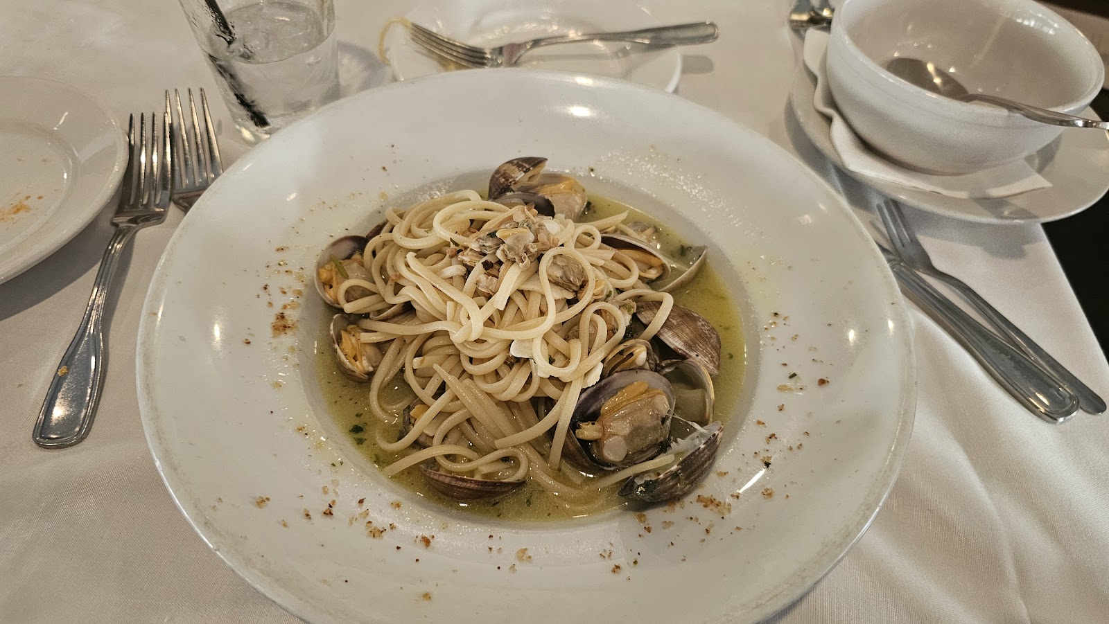 Linguine alle vongole on white linen at Delizie