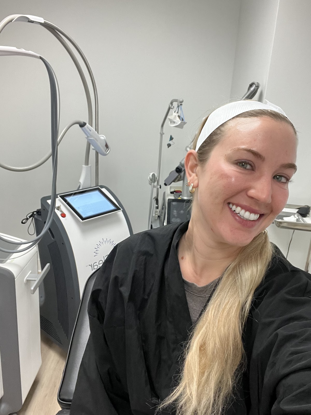 Laser device in a MedGlo treatment room