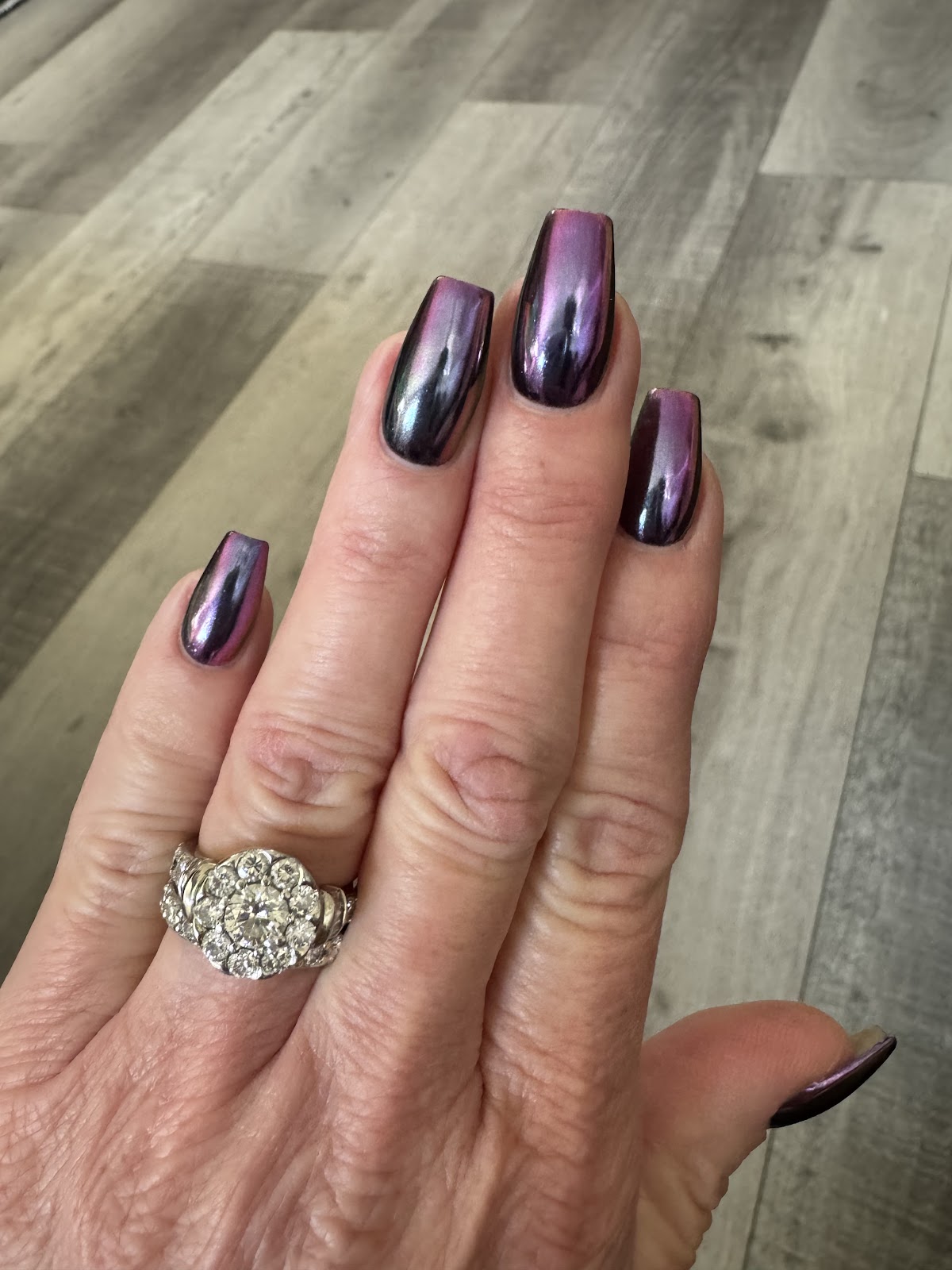 Coffin nails in a violet-to-teal multichrome aurora chrome